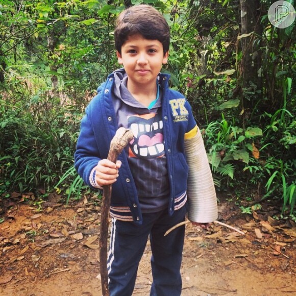 Miguel, filho da atriz Nivea Stelmann com Mario Frias gosta mesmo de aventuras. Olha que corajoso fazendo trilha! 