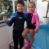 Miguel, filho da atriz Nivea Stelmann, fazendo pose com a irmã por parte de pai, Laura. Belos nadadores! 