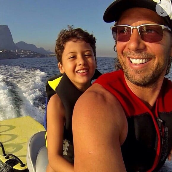 Miguel, filho de Nivea Stelmann, curtindo um passeio de Jet Ski com o pai, Mário Frias 