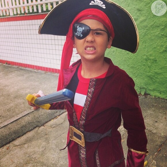 Miguel, filho de Nivea Stelmann, todo lindo fantasiado de pirata