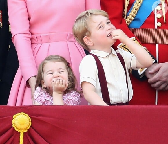 A princesa Charlotte fez caras e bocas na comemoração dos 91 anos da rainha Elizabeth II