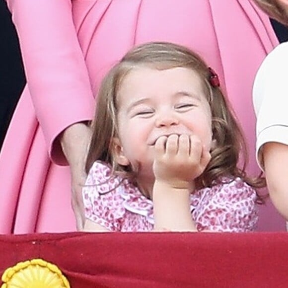 A princesa Charlotte fez caras e bocas na comemoração dos 91 anos da rainha Elizabeth II