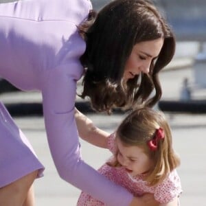 A princesa Charlotte foi fotografada fazendo pirraça ao desembarcar com a família na Alemanha