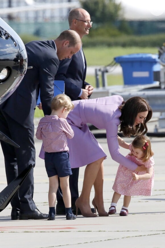 A princesa Charlotte foi fotografada fazendo pirraça ao desembarcar com a família na Alemanha