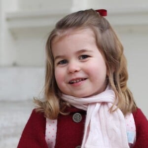 A princesa Charlotte foi fotografada antes do primeiro dia de aula