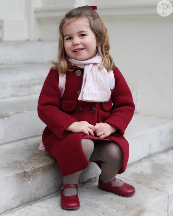 A princesa Charlotte foi fotografada antes do primeiro dia de aula