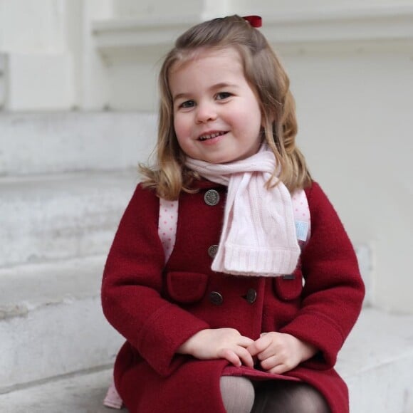 A princesa Charlotte foi fotografada antes do primeiro dia de aula