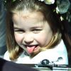 A princesa Charlotte deu a língua para os fotógrafos no casamento de príncipe Harry e Meghan Markle