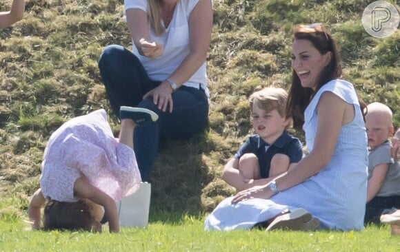 A princesa Charlotte divertiu a mãe, Kate Middleton, ao fazer cambalhota em um parque