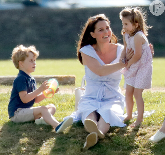 A princesa Charlotte esbanjou fofura com a mãe, Kate Middleton, em um parque