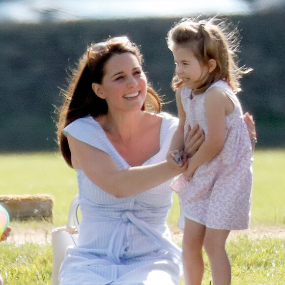 A princesa Charlotte esbanjou fofura com a mãe, Kate Middleton, em um parque