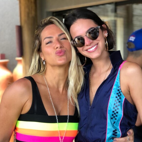 Bruna Marquezine participou de brincadeira no canal de Giovanna Ewbank no Youtube