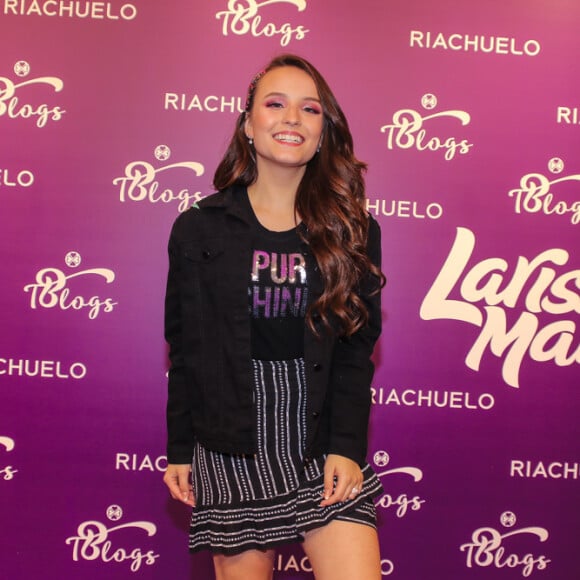 Larissa Manoela posa para fotos durante lançamento de linha de maquiagem