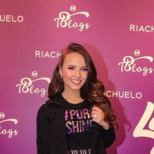 Larissa Manoela usa look moderno e despojado em evento