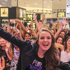 Larissa Manoela faz a alegria ds fãs em evento