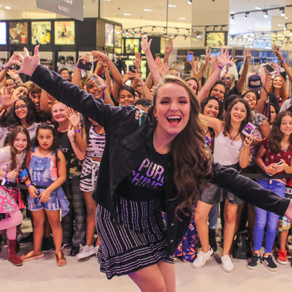 Larissa Manoela faz a alegria ds fãs em evento