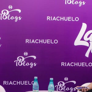 Larissa Manoela lança linha de maquiagem com a presença de fãs em evento