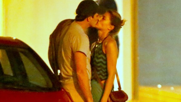 Romulo Neto e Pâmela Tomé trocam beijos ao deixar restaurante no Rio. Fotos!