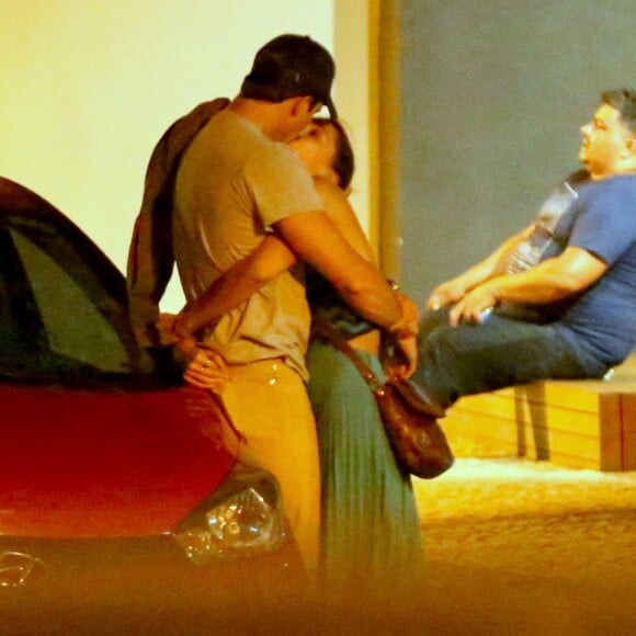 Romulo Neto foi visto beijando Pâmela Tomé no Leblon, Zona Sul do Rio