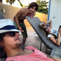 Fiuk posa sem camisa com Sophia Abrahão e Guilherme Boury na Bahia