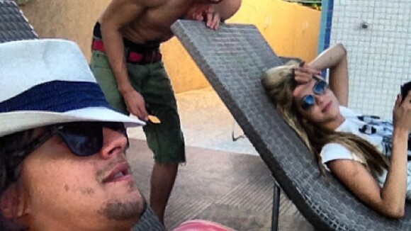 Fiuk posa sem camisa com Sophia Abrahão e Guilherme Boury na Bahia