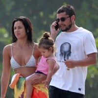 Família solar! Yanna Lavigne e Bruno Gissoni vão à praia com filha, Madalena