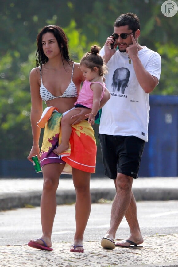 Yanna Lavigne, com a filha, Madalena no colo, caminhou pela orla com o marido, Bruno Gissoni