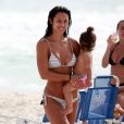 Yanna Lavigne escolheu um biquíni listrado para o dia de praia em família