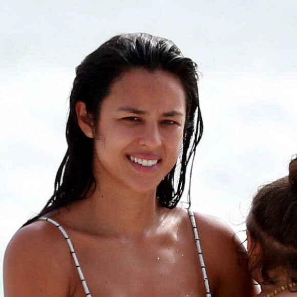 Yanna Lavigne escolheu um biquíni listrado para o dia de praia em família