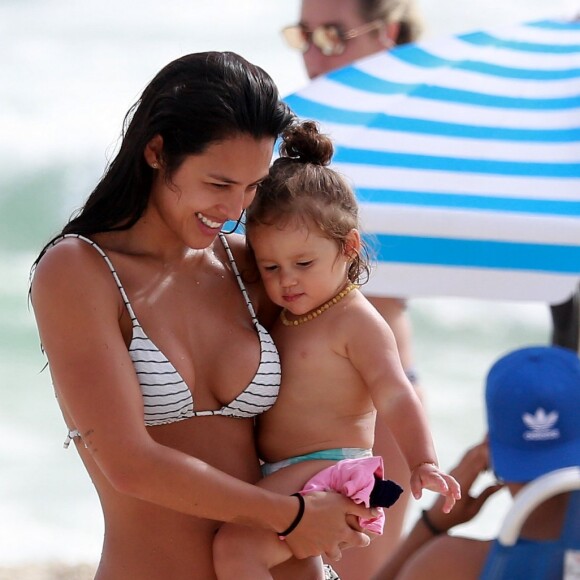 Yanna Lavigne se divertiu com a filha, Madalena, em dia longe das gravações da novela