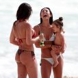 Yanna Lavigne conversa com amiga em dia de praia com a filha, Madalena, e Bruno Gissoni