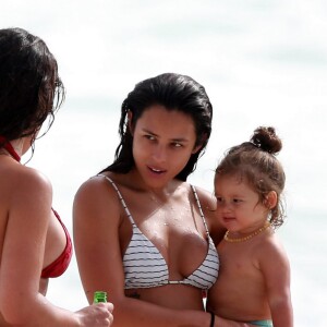 Madalena, filha de Yanna Lavigne e Bruno Gissoni, apareceu animada com o dia de praia no colo da mãe