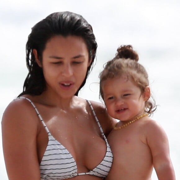 Filha de Yanna Lavigne e Bruno Gissoni, Madalena foi clicada sorridente durante o dia na praia