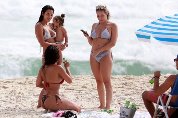 Yanna Lavigne ganha carinho da filha, Madalena em dia de praia
