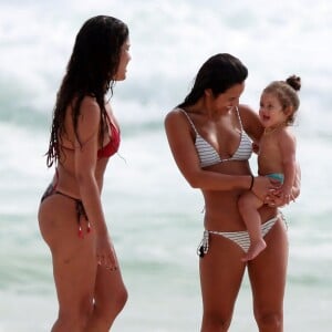 Yanna Lavigne brinca com a filha, Madalena, à beira-mar em foto