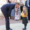 Príncipe Charles recebeu flores de crianças durante evento em Oxford
