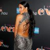 Kim Kardashian elegeu vestido de gola alta com superdecote nas costas para musical