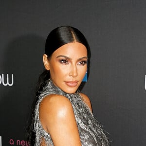 Kim Kardashian completou produção com rabo de cavalo baixo e fios polidos