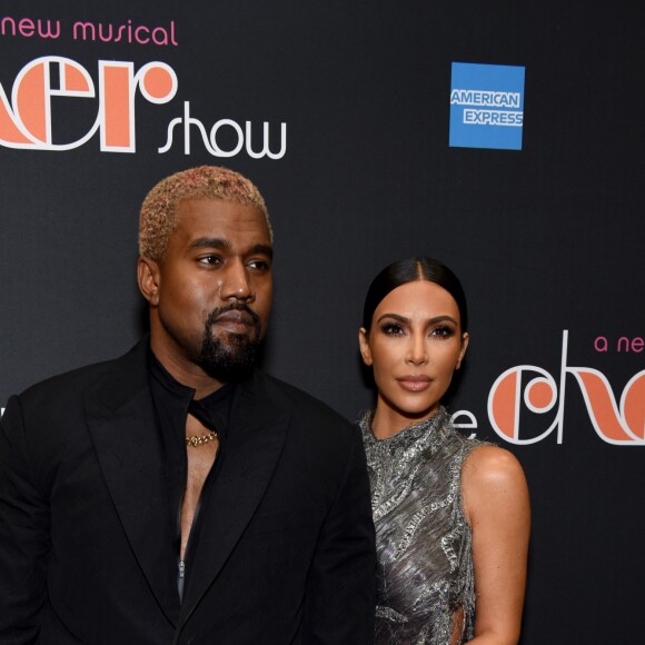 'Hey, Kanye West, se você desgrudar os olhos do seu celular você verá que estamos fazendo um show aqui em cima (do palco). É noite de estreia', disse o ator Jarrod Spector que interpreta Sonny Bono, ex-parceiro musical e ex-marido de Cher, falecido em 1988