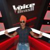 Carlinhos Brown brinca com o cenário do 'The Voice Brasil'