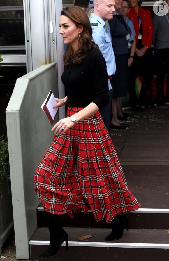 Kate Middleton compôs um look com que natalino para o evento real nesta segunda-feira (04)