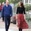 Kate Middleton escolheu uma saia com xadrez em fundo vermelho como protagonista do look