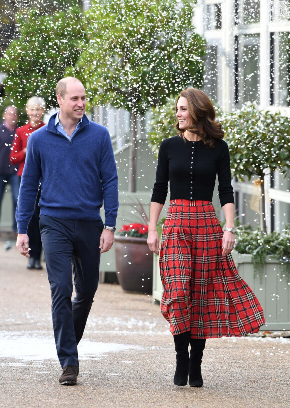 Kate Middleton escolheu uma saia com xadrez em fundo vermelho como protagonista do look