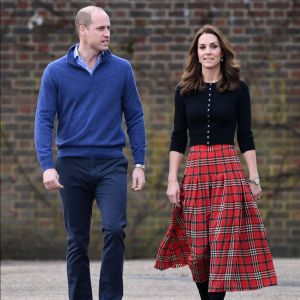 Bem natalina! Kate Middleton inspira para fim de ano com saia xadrez vermelha nesta terça-feira, dia 04 de novembro de 2018