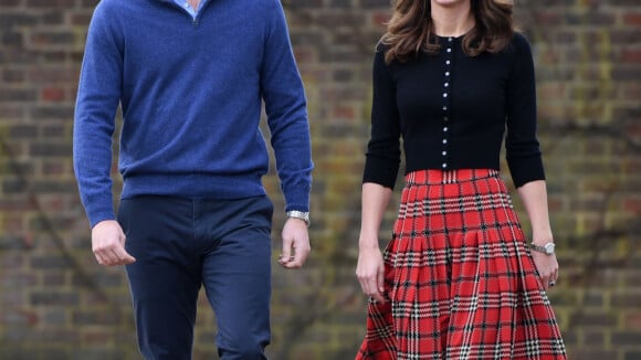 Bem natalina! Kate Middleton inspira para fim de ano com saia xadrez vermelha