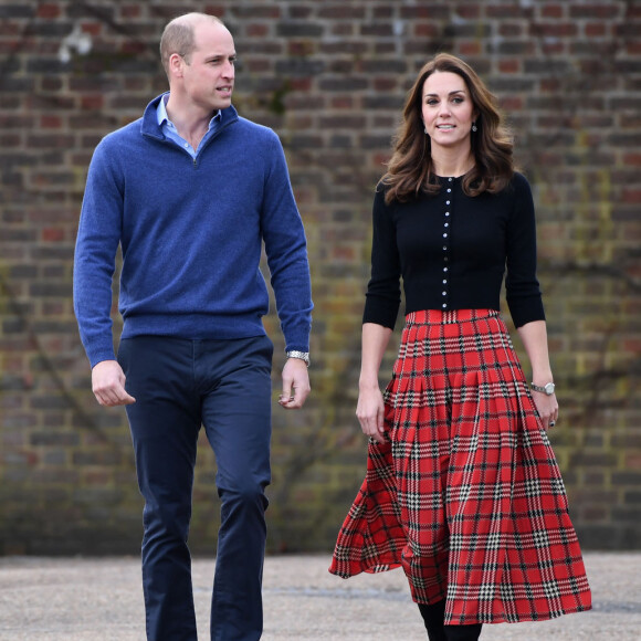 Bem natalina! Kate Middleton inspira para fim de ano com saia xadrez vermelha nesta terça-feira, dia 04 de novembro de 2018