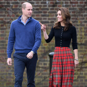 A saia usada por Kate Middleton é de Emilia Wickstead