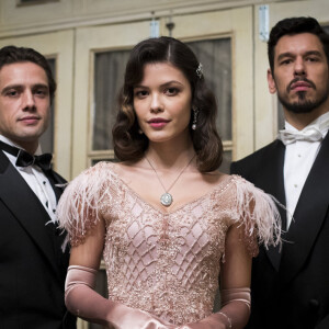 Na outra encarnação de Cris (Vitória Strada), Júlia (Vitória Strada) foi apaixonada por Danilo (Rafael Cardoso), mas se viu obrigada a casar com Gustavo (João Vicente de Castro) na novela 'Espelho da Vida'