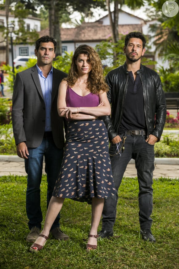 Marcelo (Nikolas Antunes) vai flagrar Alain (João Vicente de Castro) e Isabel (Alinne Morais) abraçados na novela 'Espelho da Vida'