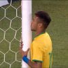 Neymar beija trave após perder gol